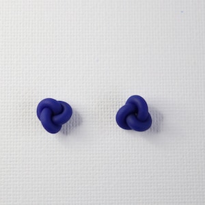 Tachuelas anudadas, Pendientes de tachuelas anudadas de arcilla polimérica, Regalo elegante, Geométrico, Pendientes hechos a mano para todos los días, Paquetes de aretes Ultramarine Blau