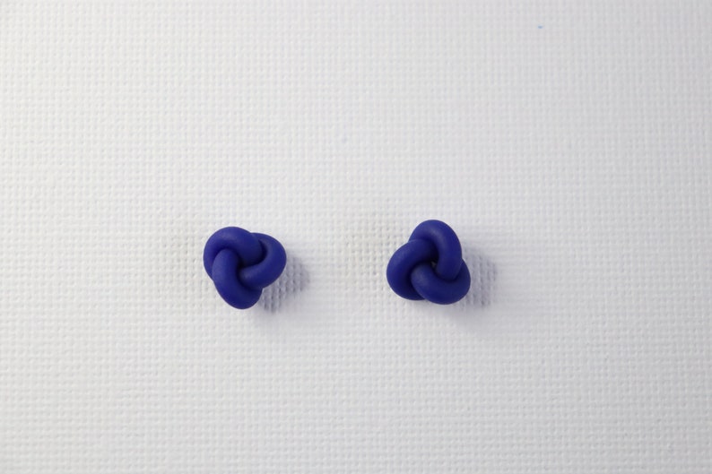 Tachuelas anudadas, Pendientes de tachuelas anudadas de arcilla polimérica, Regalo elegante, Geométrico, Pendientes hechos a mano para todos los días, Paquetes de aretes Ultramarine Blau