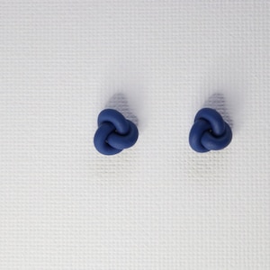 Tachuelas anudadas, Pendientes de tachuelas anudadas de arcilla polimérica, Regalo elegante, Geométrico, Pendientes hechos a mano para todos los días, Paquetes de aretes Azul