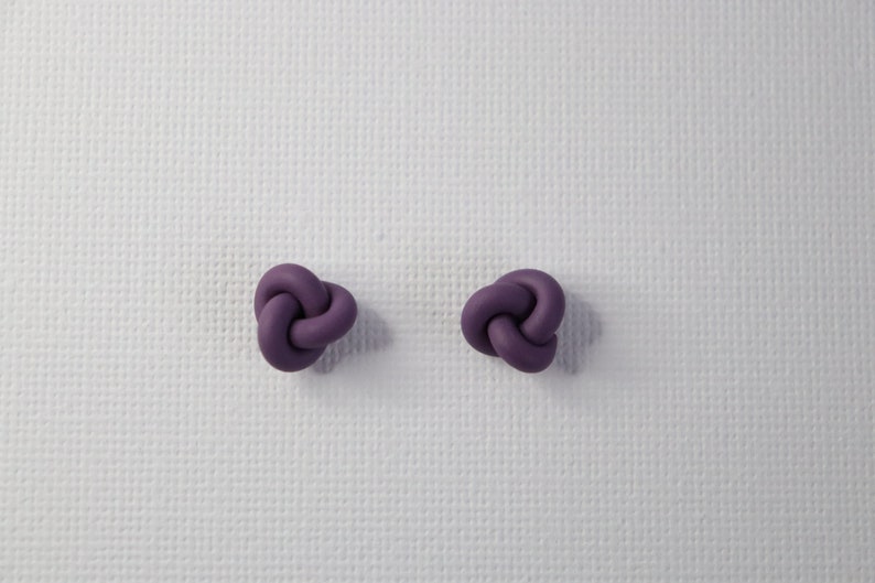 Tachuelas anudadas, Pendientes de tachuelas anudadas de arcilla polimérica, Regalo elegante, Geométrico, Pendientes hechos a mano para todos los días, Paquetes de aretes Morado