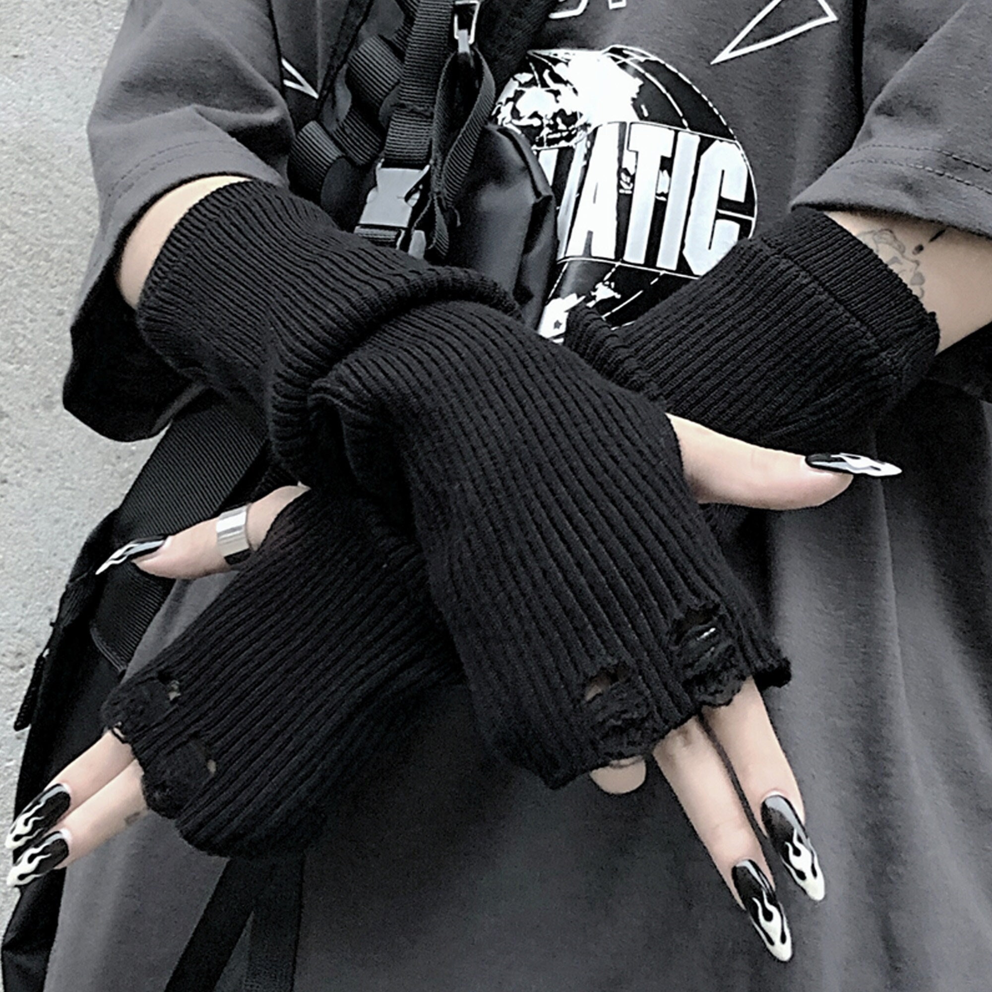 ✓ Aesthetic White emo warmer sleeve Halloween goth's Code & Price