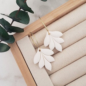 Pendientes colgantes de hoja de arcilla polimérica / Pendientes bohemios / Pendientes florales de arcilla polimérica / Pendientes colgantes de hoja de arcilla / Pendientes de arcilla hechos a mano / Aros de arcilla
