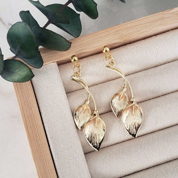 Gold Calla Lily Dangle Earrings| Gold Calla Lily Earrings| Gold Dangle Earrings| Gold Flower Earrings Dangle| Floral Dangle Earrings Women