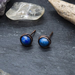 Minimalist Stud Earrings in Aged Copper and Natural Stone – Lithotherapy Talisman, Discreet Jewelry, Handmade