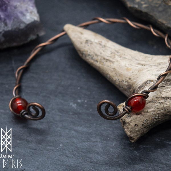Bracelet jonc Armring style viking réalisé avec des perles d'agate rouge et du cuivre vieilli torsadé - fait main