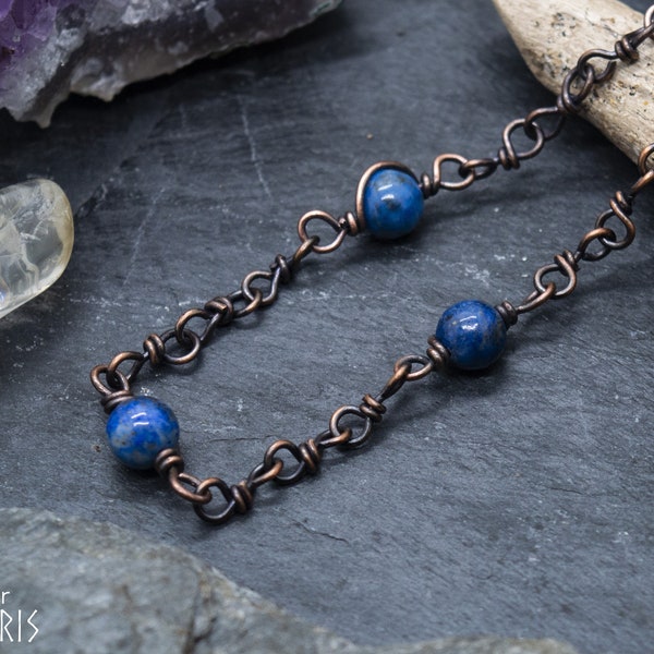 Collier chaîne minimaliste de style celtique réalisé à la main avec des perles et du cuivre vieilli