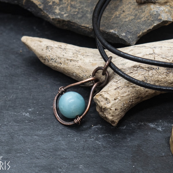 Collier pendentif minimaliste réalisé avec des perles naturelles et du cuivre vieilli - style celtique viking - fait main