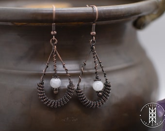 Dangling drop earrings made with peristerite beads and aged copper wires - Celtic style