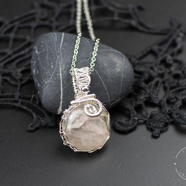 Pendentif en cuivre argenté et Quartz rose sertissage wire wrapping fait main