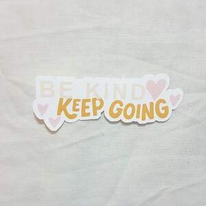 Adesivo con citazione "Sii gentile, continua ad andare" / Adesivi con citazioni / Citazioni positive / Adesivi motivazionali / Adesivo con citazione motivazionale / Adesivo in vinile