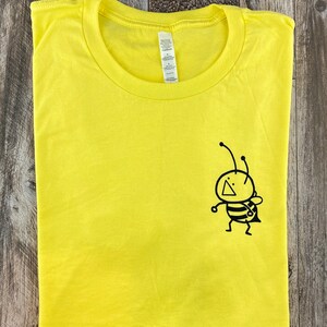 Dancing Bee Minimal Unisex Crewneck Zeefdruk TShirt - Bij