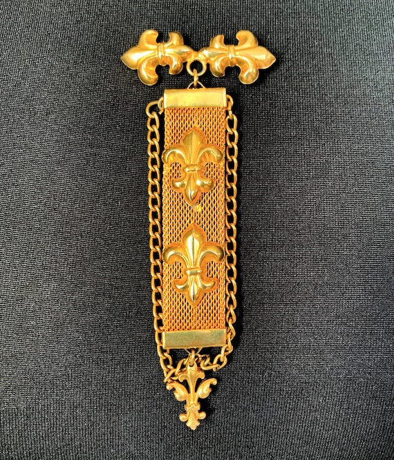Long Fleur De Lis Gold Mesh Military Style Brooch… - image 1