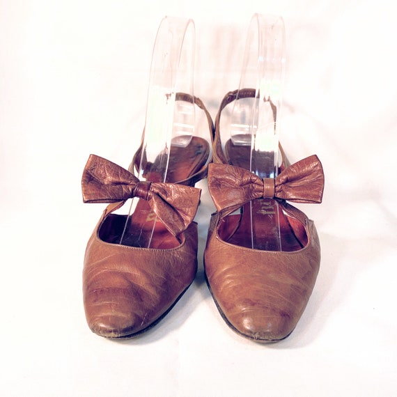 1960s Brown Leather Kitten Heels - image 4
