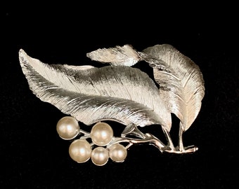 Elegant Vintage Sarah Coventry "Silvery Splendor" Brooch w/Pearls