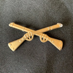 WWI US Army Infantry Crossed Rifles Pin