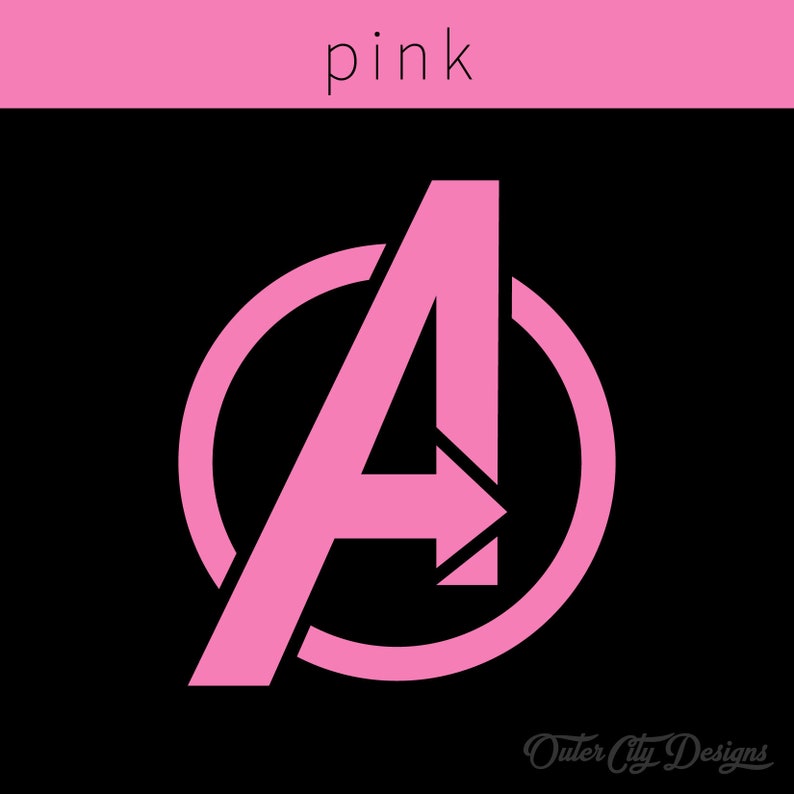 Puede incluir: Logotipo rosa de los Vengadores sobre fondo negro. El logotipo presenta una "A" estilizada con una flecha dentro de un c&iacute;rculo. La palabra "pink" est&aacute; encima del logotipo. El texto "Outer City Designs" est&aacute; en la esquina inferior derecha.