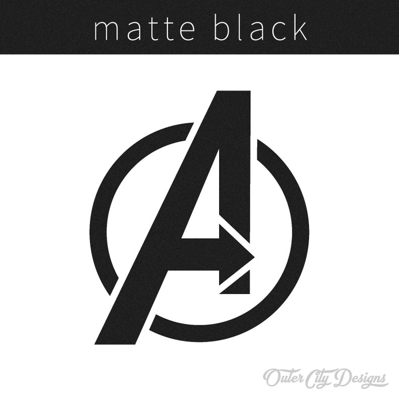 Puede incluir: Logotipo negro mate de los Vengadores sobre fondo blanco. El logotipo presenta una letra "A" estilizada con una flecha, encerrada en un c&iacute;rculo. El texto "matte black" est&aacute; encima del logotipo.