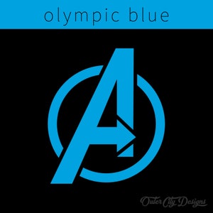 Puede incluir: Logotipo gr&aacute;fico azul sobre fondo negro. El logotipo presenta una letra "A" estilizada dentro de un c&iacute;rculo con una flecha. El texto "olympic blue" est&aacute; encima del logotipo. El texto "Outer City Designs" est&aacute; debajo.