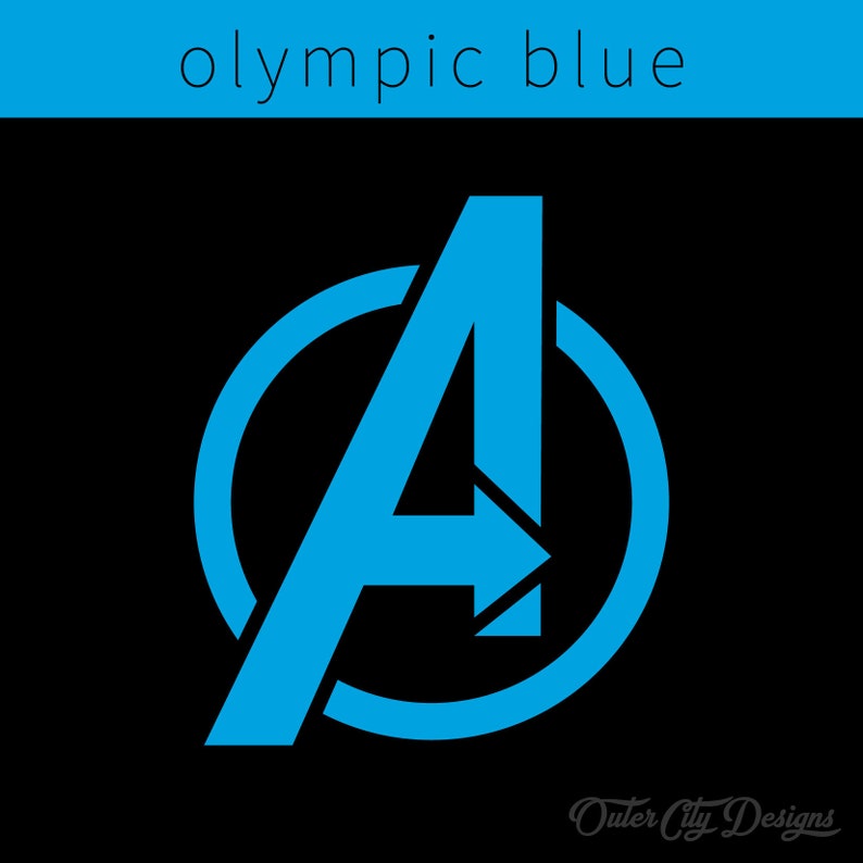 Puede incluir: Logotipo gr&aacute;fico azul sobre fondo negro. El logotipo presenta una letra "A" estilizada dentro de un c&iacute;rculo con una flecha. El texto "olympic blue" est&aacute; encima del logotipo. El texto "Outer City Designs" est&aacute; debajo.