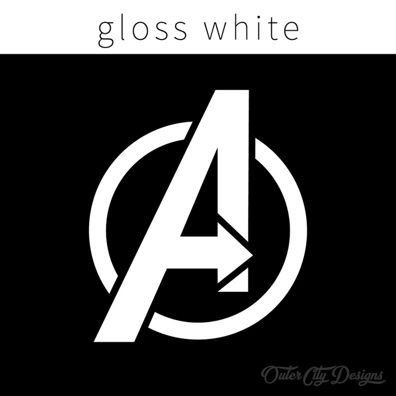 Puede incluir: Logotipo blanco de los Vengadores sobre fondo negro. El logotipo presenta una letra "A" blanca con una flecha, rodeada por un c&iacute;rculo blanco. El texto "gloss white" est&aacute; en la parte superior y "Outer City Designs" en la parte inferior.