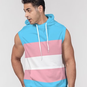 Könnte beinhalten: Ein ärmelloser Hoodie mit einem gestreiften Muster in Blau, Rosa und Weiß. Der Hoodie hat eine Kapuze mit Kordelzug und eine Kängurutasche.