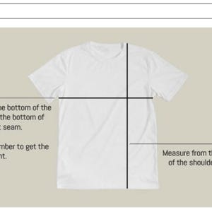 Puede incluir: Diagrama que muestra c&oacute;mo medir el ancho y la longitud de una camiseta. El ancho se mide desde la parte inferior de una costura de la axila hasta la parte inferior de la otra costura de la axila. La longitud se mide desde el punto m&aacute;s alto del hombro hasta la parte inferior del producto.