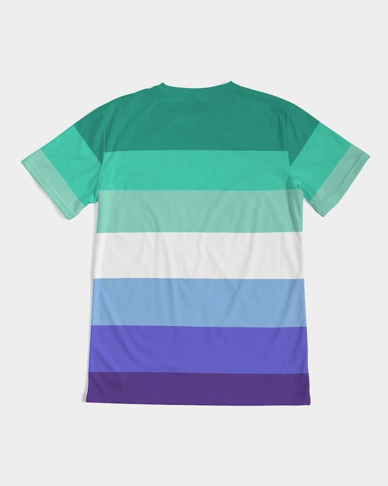 Puede incluir: Una camiseta de manga corta con un patr&oacute;n de rayas horizontales en tonos de verde, blanco, azul y morado. La camiseta tiene cuello redondo.