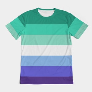 Puede incluir: Una camiseta de manga corta con un patr&oacute;n de rayas horizontales en tonos de verde, azul y morado. La camiseta est&aacute; hecha de una tela suave y c&oacute;moda y es perfecta para el uso diario.