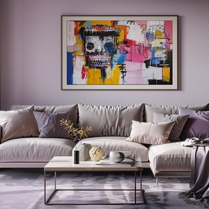 Puede incluir: Una sala de estar de color lila claro con un sof&aacute; seccional, una mesa de caf&eacute; y una pintura abstracta enmarcada en la pared. El sof&aacute; tiene varios cojines en tonos grises y rosados. La mesa de caf&eacute; es de madera y tiene una tapa de vidrio. La pintura es colorida y presenta una calavera con un ojo azul.