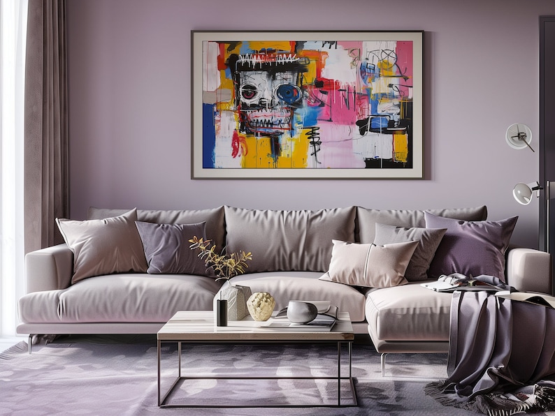 Puede incluir: Una sala de estar de color lila claro con un sof&aacute; seccional, una mesa de caf&eacute; y una pintura abstracta enmarcada en la pared. El sof&aacute; tiene varios cojines en tonos grises y rosados. La mesa de caf&eacute; es de madera y tiene una tapa de vidrio. La pintura es colorida y presenta una calavera con un ojo azul.