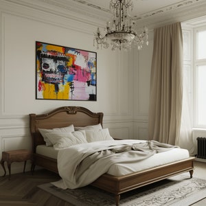 Puede incluir: Una cama blanca con una cabecera y un piecero de madera, un edred&oacute;n blanco y dos almohadas blancas. Un cuadro abstracto colorido cuelga de la pared detr&aacute;s de la cama. Una peque&ntilde;a mesita de noche de madera est&aacute; al lado de la cama.