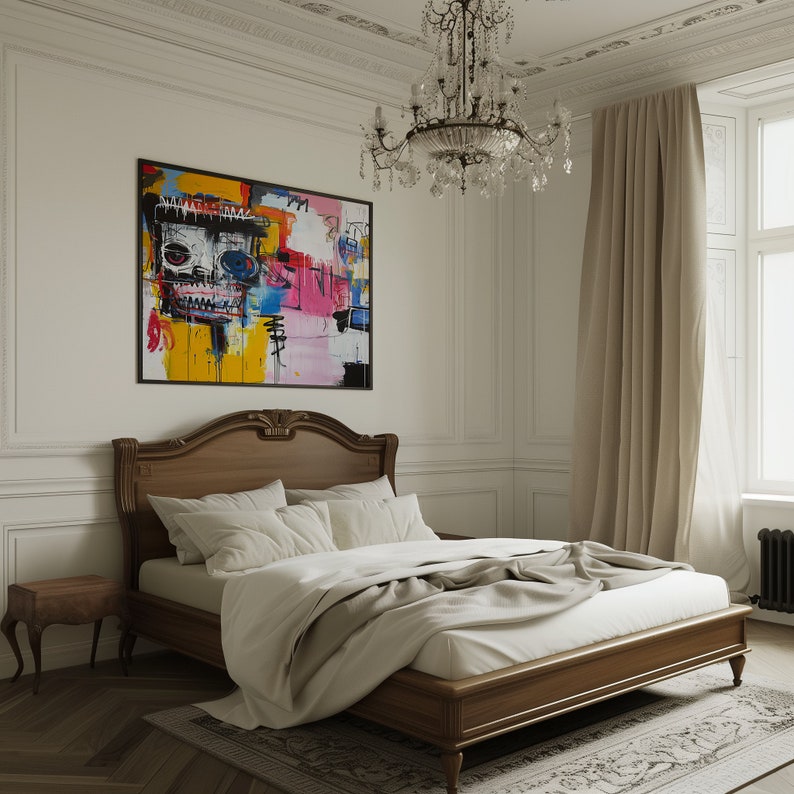 Puede incluir: Una cama blanca con una cabecera y un piecero de madera, un edred&oacute;n blanco y dos almohadas blancas. Un cuadro abstracto colorido cuelga de la pared detr&aacute;s de la cama. Una peque&ntilde;a mesita de noche de madera est&aacute; al lado de la cama.