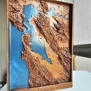 Carte de San Francisco en bois 3D, carte en bois de localisation personnalisée, bois naturel avec résine époxy, topographie de carte en bois de l'Amérique en Californie