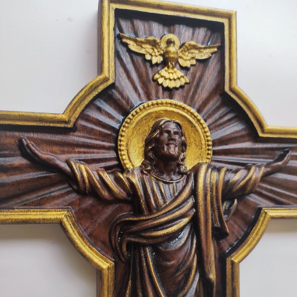 Jesus Kunst Holzschnitzerei Jesus Skulptur Christliche Kunst Jesus mit Kreuz Christliches Geschenk Taufe Geschenk Christliche Wandkunst Geschenk für Mama