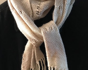 Handwoven scarf with lace details