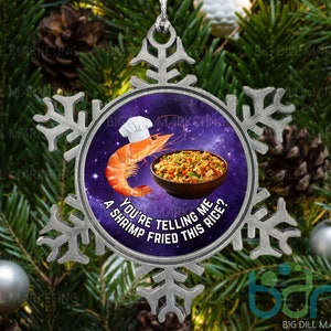 Ornamento di Natale con fiocchi di neve di riso fritto e gamberetti / Babbo Natale segreto / Regalo bavaglio / Ornamento divertente / Ornamento brutto