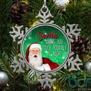 Babbo Natale sa che ti tocchi Fiocco di neve Ornamento di Natale / Babbo Natale segreto / Regalo bavaglio / Ornamento divertente / Ornamento maleducato / Ornamento brutto