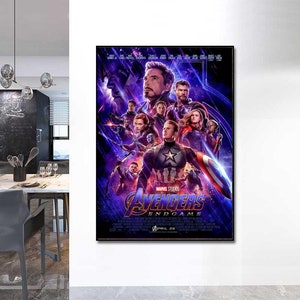 Może przedstawiać: Plakat filmowy do filmu Avengers: Endgame, przedstawiający postacie Avengersów w dramatycznej pozie. Plakat jest fioletowy, niebieski i biały z tytułem "Avengers: Endgame" w dużych, pogrubionych literach. Data premiery, "26 kwietnia", jest wydrukowana na dole plakatu.