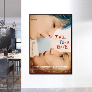 Op de afbeelding: Filmposter voor de film "Blue is the Warmest Colour" (Frans: "La Vie d'Adèle: Chapitres 1 & 2") met de titel in het Japans en de tekst "Palme d'Or 2013". De poster toont een close-up van twee vrouwen, een met blauw haar, die elkaar aankijken.