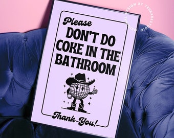 Könnte beinhalten: Ein lilafarbener Poster mit einer Schwarzweißillustration einer Discokugel, die einen Cowboyhut und Stiefel trägt. Der Text auf dem Poster lautet "Please Don't Do Coke In The Bathroom - Thank You!"
