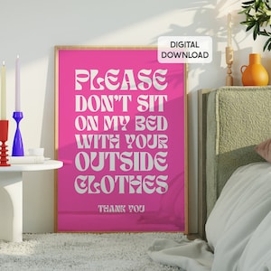 Bitte sitzen Sie nicht auf meinem Bett in Ihrer Außenkleidung, maximalistische Wandkunst, niedliches Wohndekor in rosa