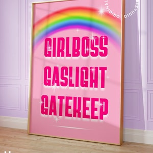 Pu&ograve; includere: Poster rosa con un arcobaleno e il testo "Girlboss Gaslight Gatekeep" in lettere rosa.