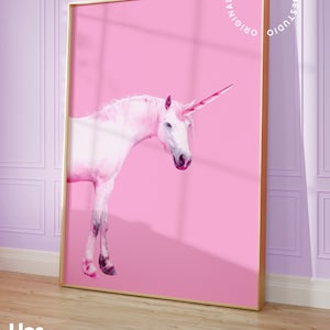 Póster de unicornio, arte de pared rosa claro, decoración extraña, impresión artística divertida, arte de pared de unicornio, arte extraño, decoración peculiar, decoración del hogar divertida, arte femenino