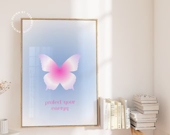 Pode incluir: Um pôster azul claro com uma borboleta rosa e branca e o texto "proteja sua energia".