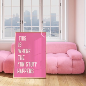 Puede incluir: P&oacute;ster enmarcado en rosa con el texto "This is where the fun stuff happens" en letras blancas. El p&oacute;ster est&aacute; colgado en una pared en una habitaci&oacute;n con un sof&aacute; rosa.