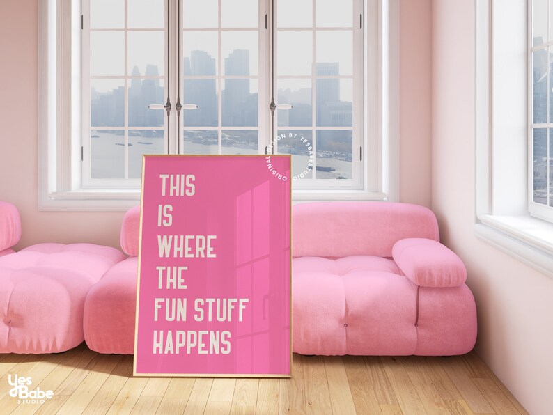 Puede incluir: P&oacute;ster enmarcado en rosa con el texto "This is where the fun stuff happens" en letras blancas. El p&oacute;ster est&aacute; colgado en una pared en una habitaci&oacute;n con un sof&aacute; rosa.
