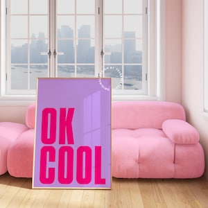 Puede incluir: Una impresión enmarcada con un fondo morado claro y las palabras "OK COOL" en rosa brillante.