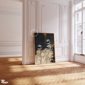 K&ouml;nnte beinhalten: Ein gerahmter Kunstdruck mit einem Vintage-Gem&auml;lde von Figuren in wei&szlig;en Kleidern mit reflektierenden Kugeln als K&ouml;pfe. Das Kunstwerk befindet sich in einem Raum mit wei&szlig;en W&auml;nden und Holzboden. Der Text "Yes Babe Studio" befindet sich unten links.