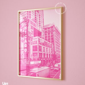 Op de afbeelding: Een ingelijste roze en witte prent van een Chicago stadsgezicht. Het kunstwerk heeft een halftone stippenpatroon en het woord "CHICAGO" in grote letters. De lijst is goudkleurig en de achtergrond is effen roze.