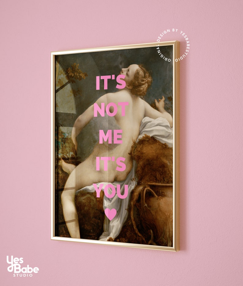 Pu&ograve; includere: Una stampa d'arte incorniciata con un dipinto vintage di una donna in un paesaggio. La stampa ha il testo "It's not me it's you" in lettere rosa con un cuore rosa.